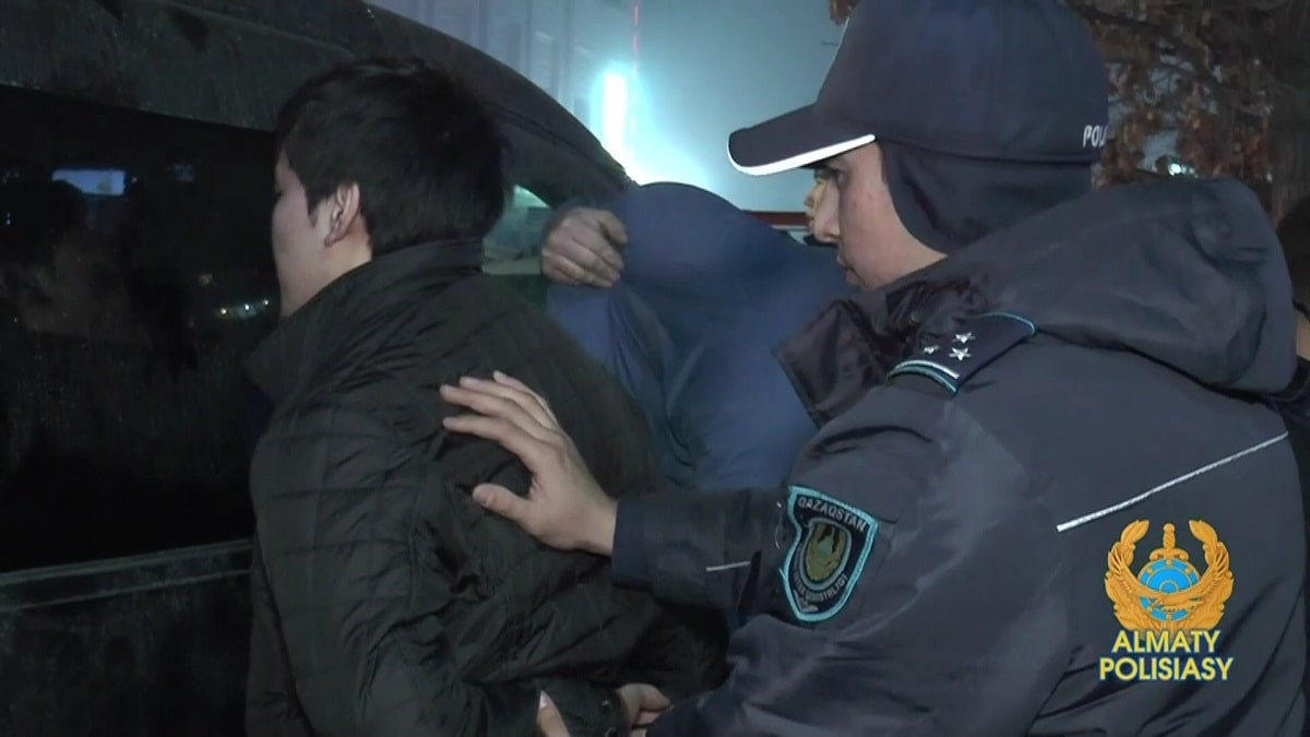 Алматы полицелері ақша бопсалады деген күдікпен ер азаматты ұстады