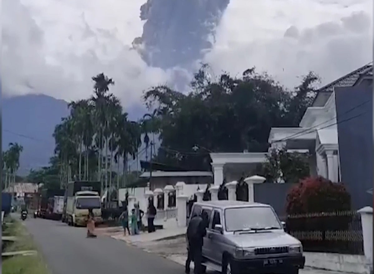 Извержение вулкана в Индонезии унесло жизни более десяти альпинистов