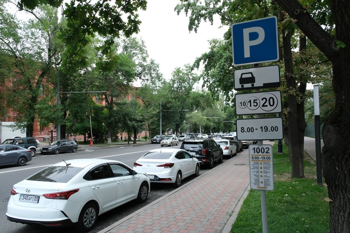 Как изменятся правила организации платных парковок в Алматы