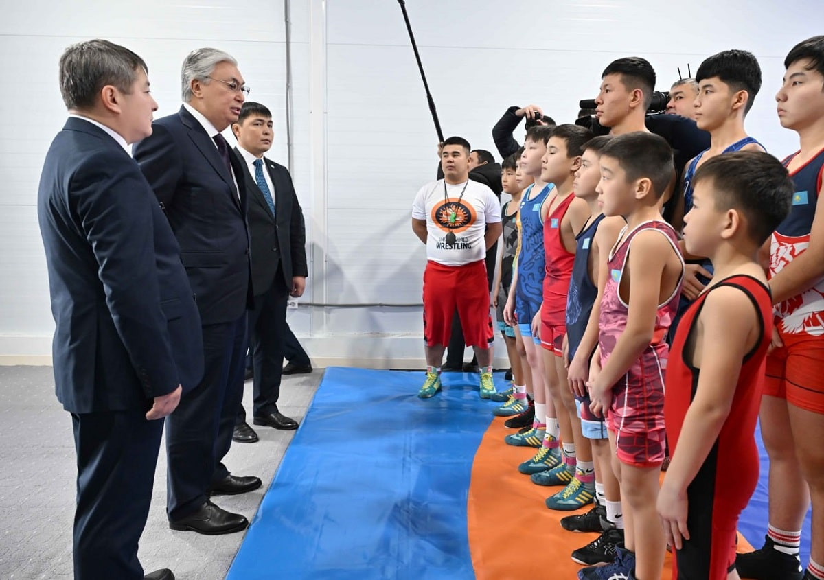 Токаев посетил спорткомплекс в селе Саржансай Актюбинской области