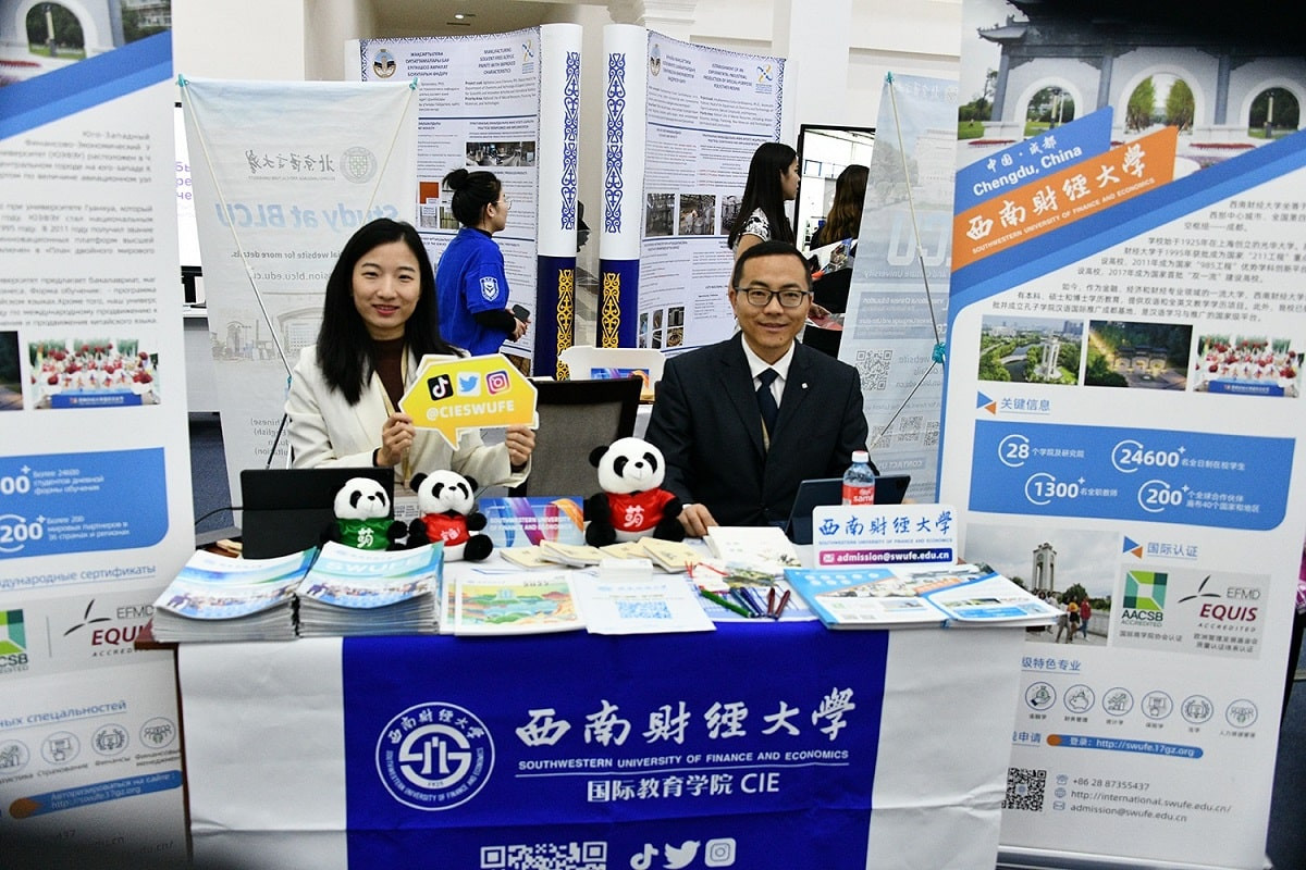 В КазНУ прошла выставка университетов КНР