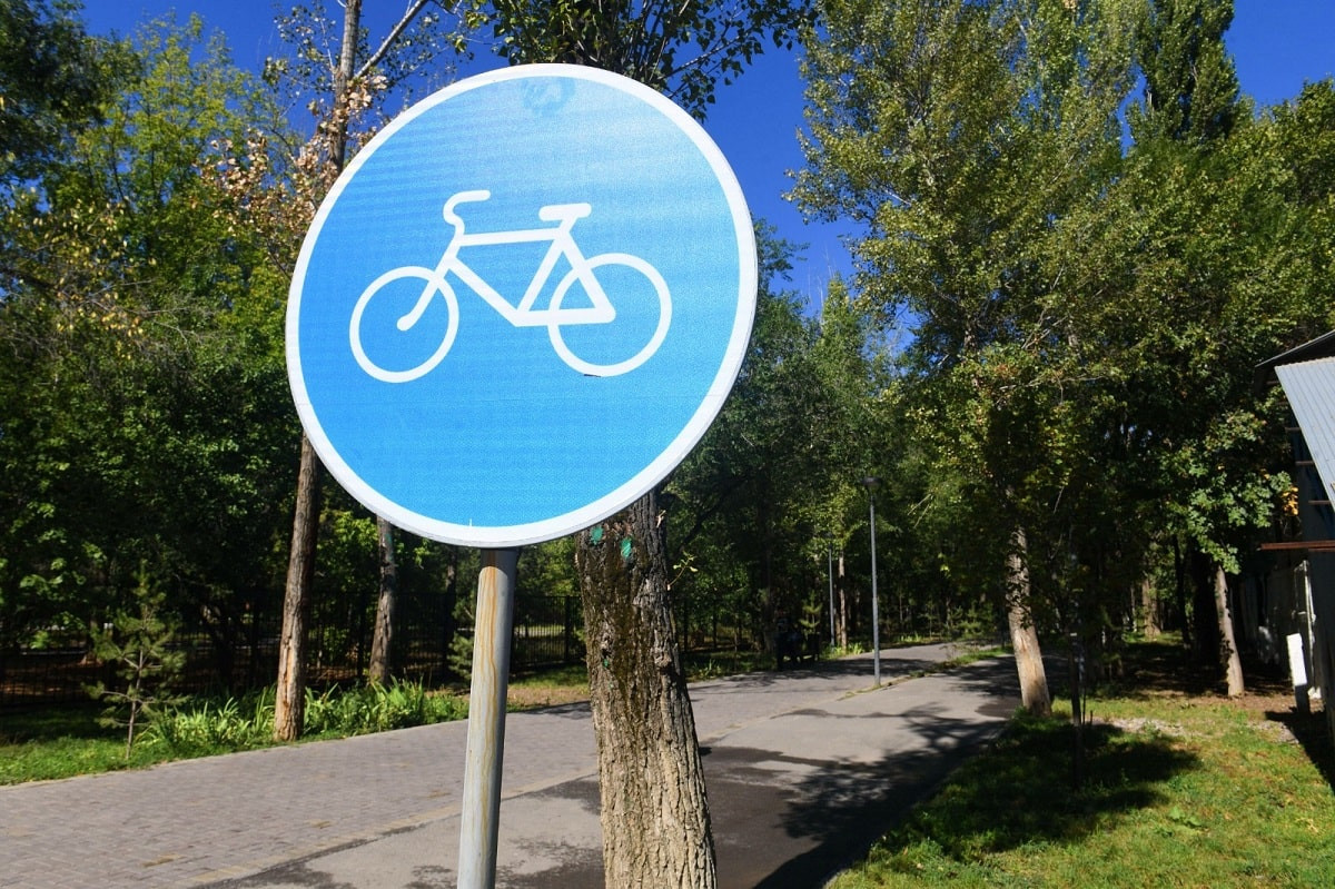 Сколько дорожных знаков установили и заменили в Алматы в 2023 году