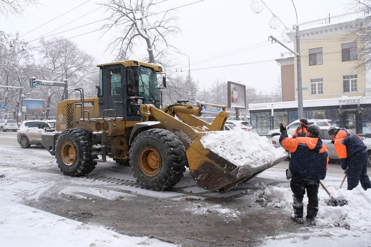 В круглосуточном режиме: как убирают снег в Алматы