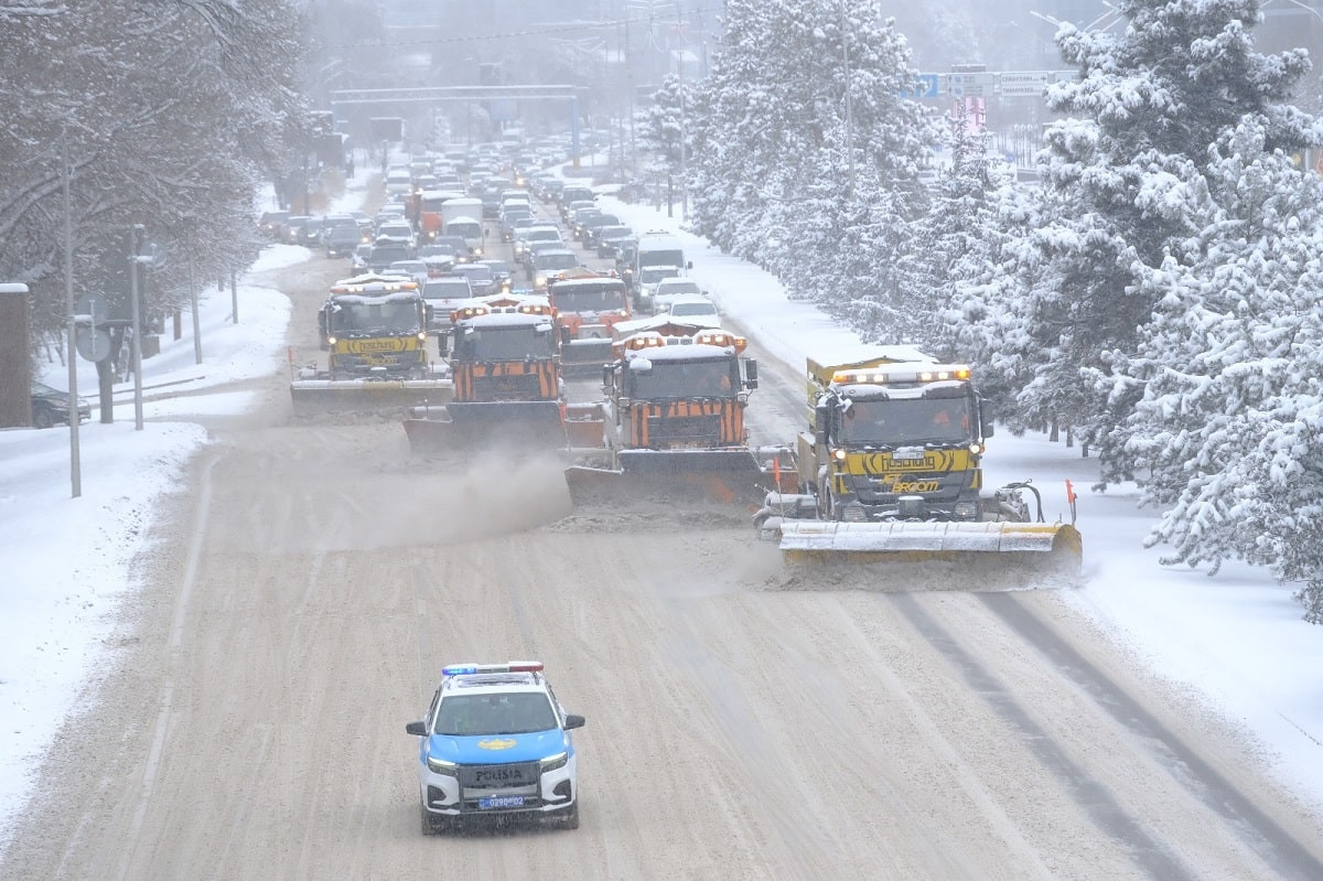 Непогода: как убирают улицы от снега в Алматы