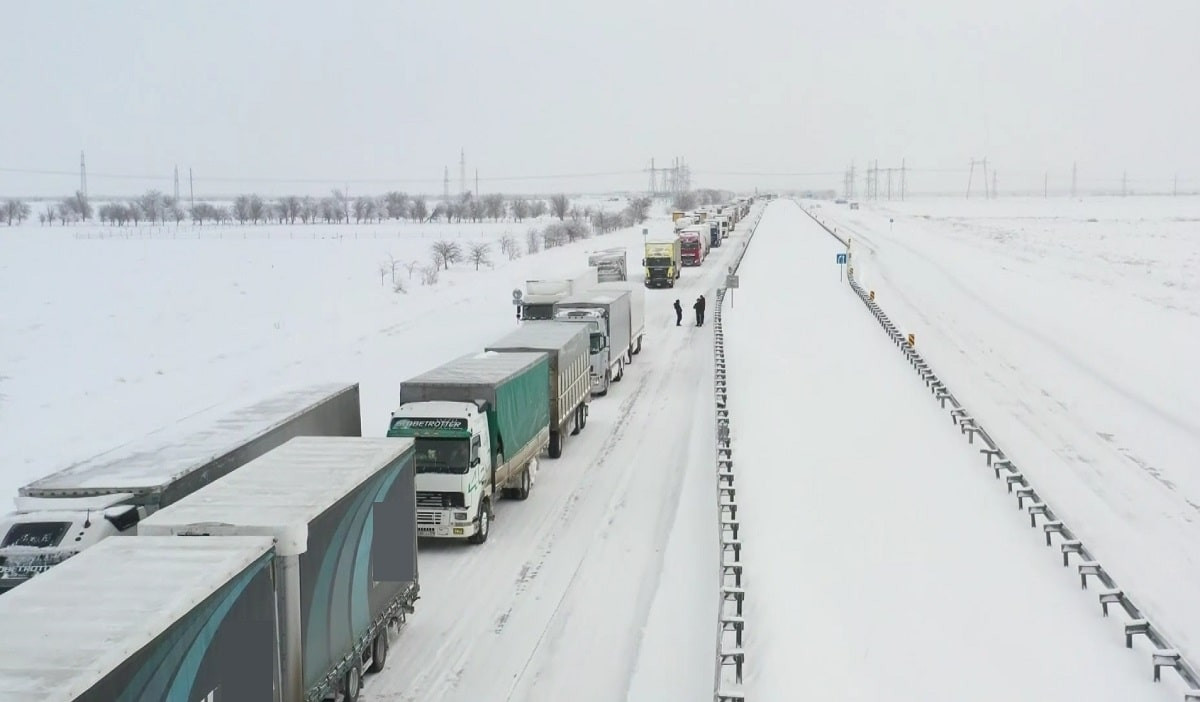 Лютый мороз: спасатели вызволяют людей из снежного плена на автодорогах