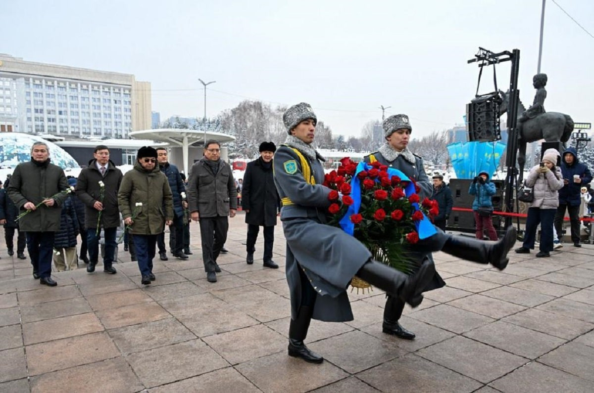 В Алматы состоялась церемония возложения цветов в честь Дня Независимости 