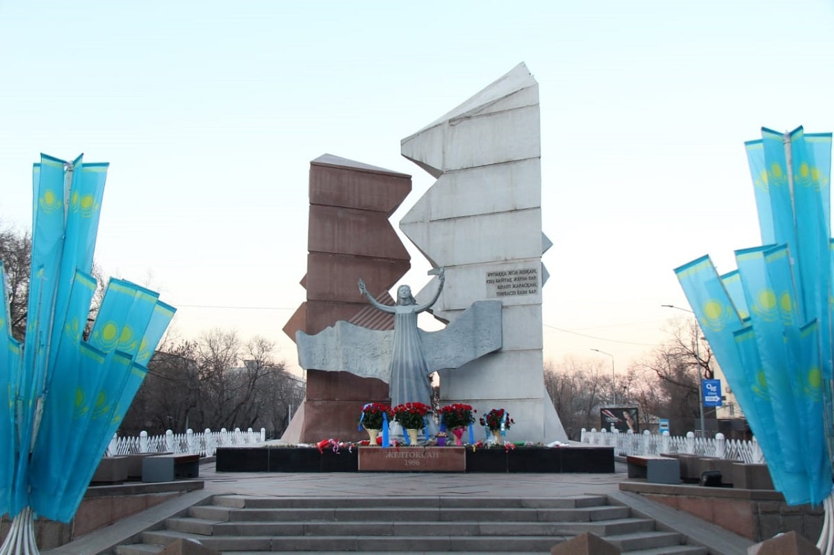 В Алматы состоялась церемония возложения цветов к монументу «Тәуелсіздік таңы»