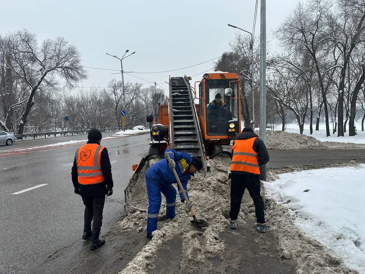 В Алматы продолжается уборка снега 