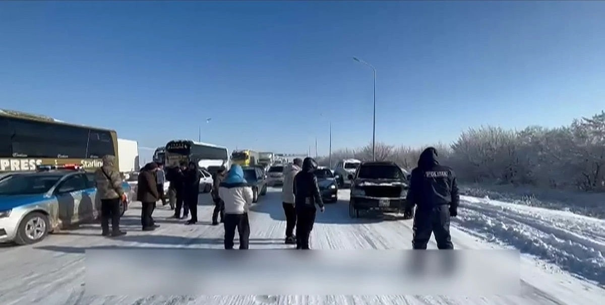 Непогода бушует: полицейские сопровождают водителей на трассах Атырауской области