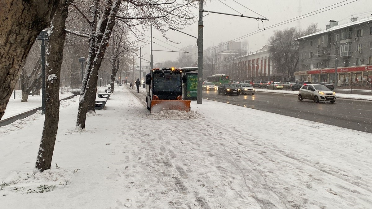 Снова непогода: как производят уборку снега в Алматы