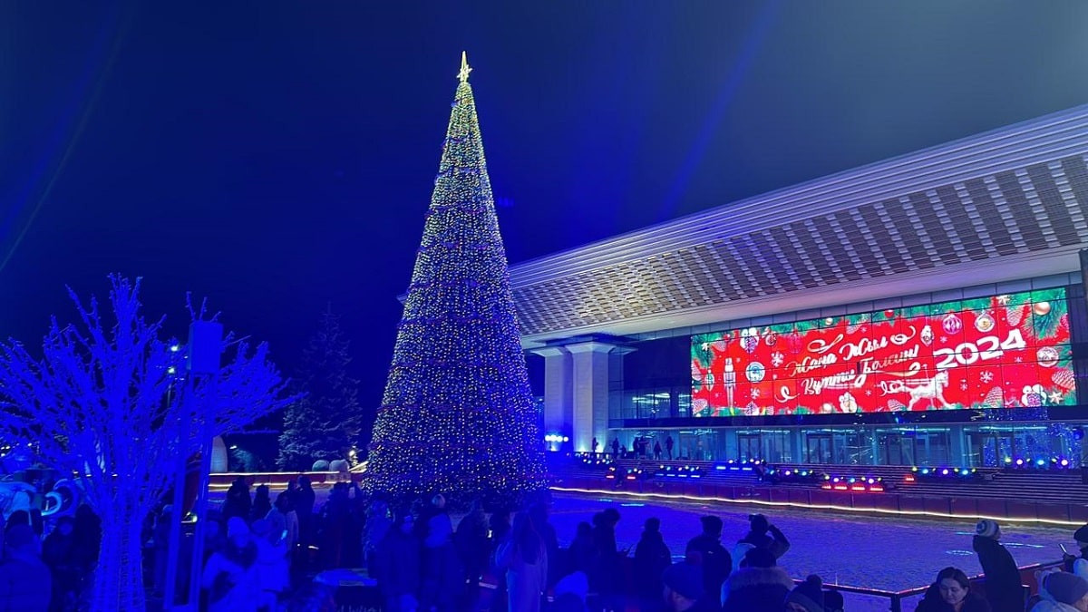 В ожидании праздника: в Алматы зажгли главную ёлку мегаполиса