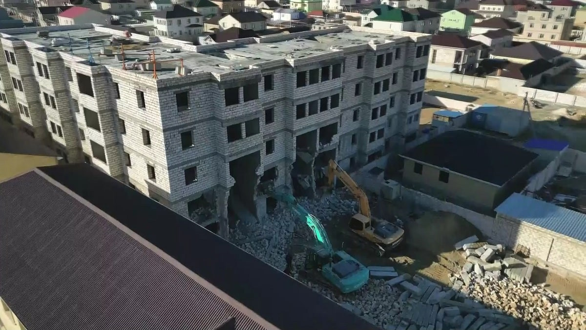 Ни жилья, ни денег: в Актау снесли незаконно построенный 5-этажный жилой дом