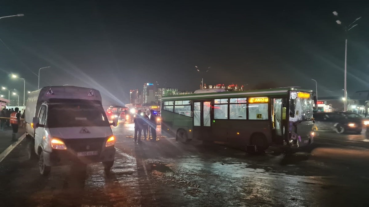 Мегаполисте автобус аялдамада тұрған бір топ адамды қағып кетті
