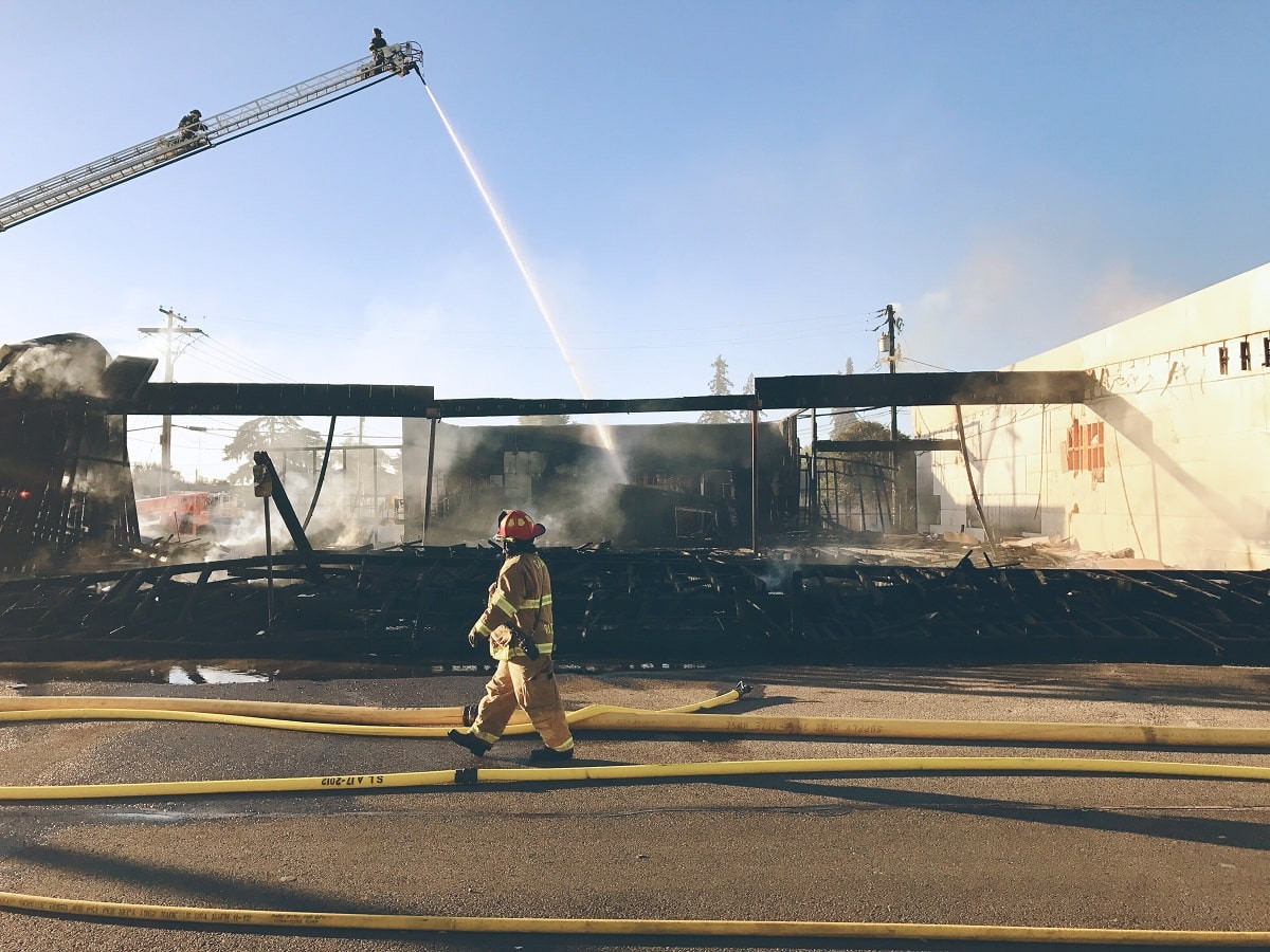 Мощный пожар: охватил билборды, павильоны и торговые дома в Есике 