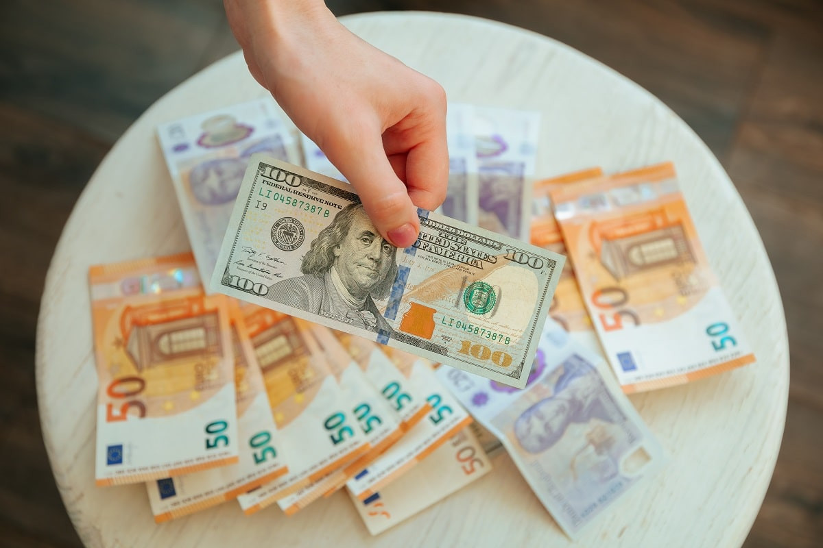 Курс доллара и евро в обменниках Алматы 26 декабря 2023 