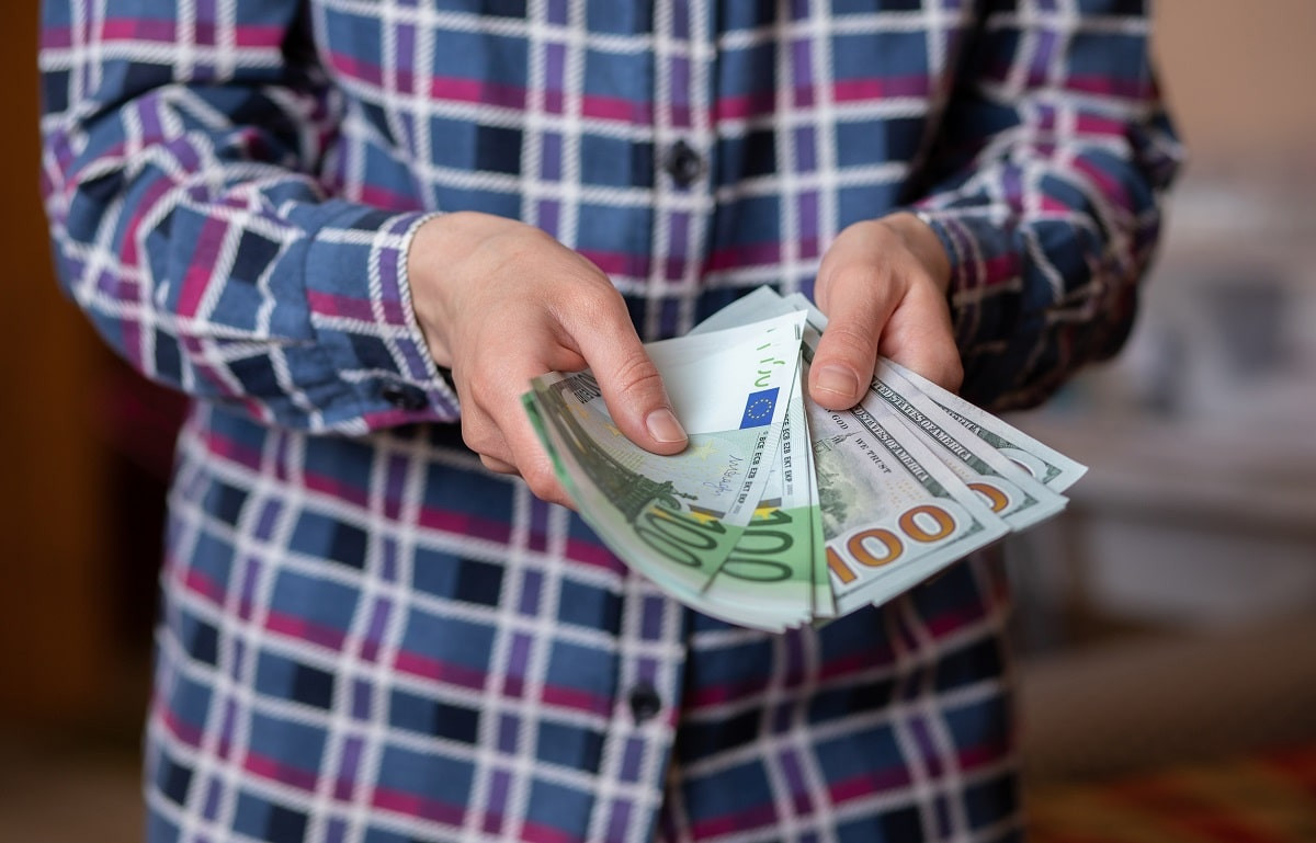 Курс доллара и евро в обменниках Алматы 27 декабря 2023 