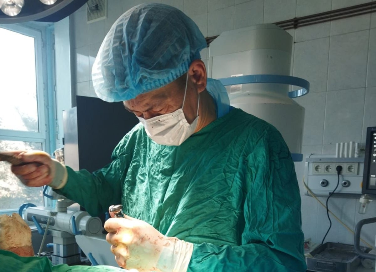 Алматылық травматологтар 97 жастағы әжейді аяққа тұрғызды