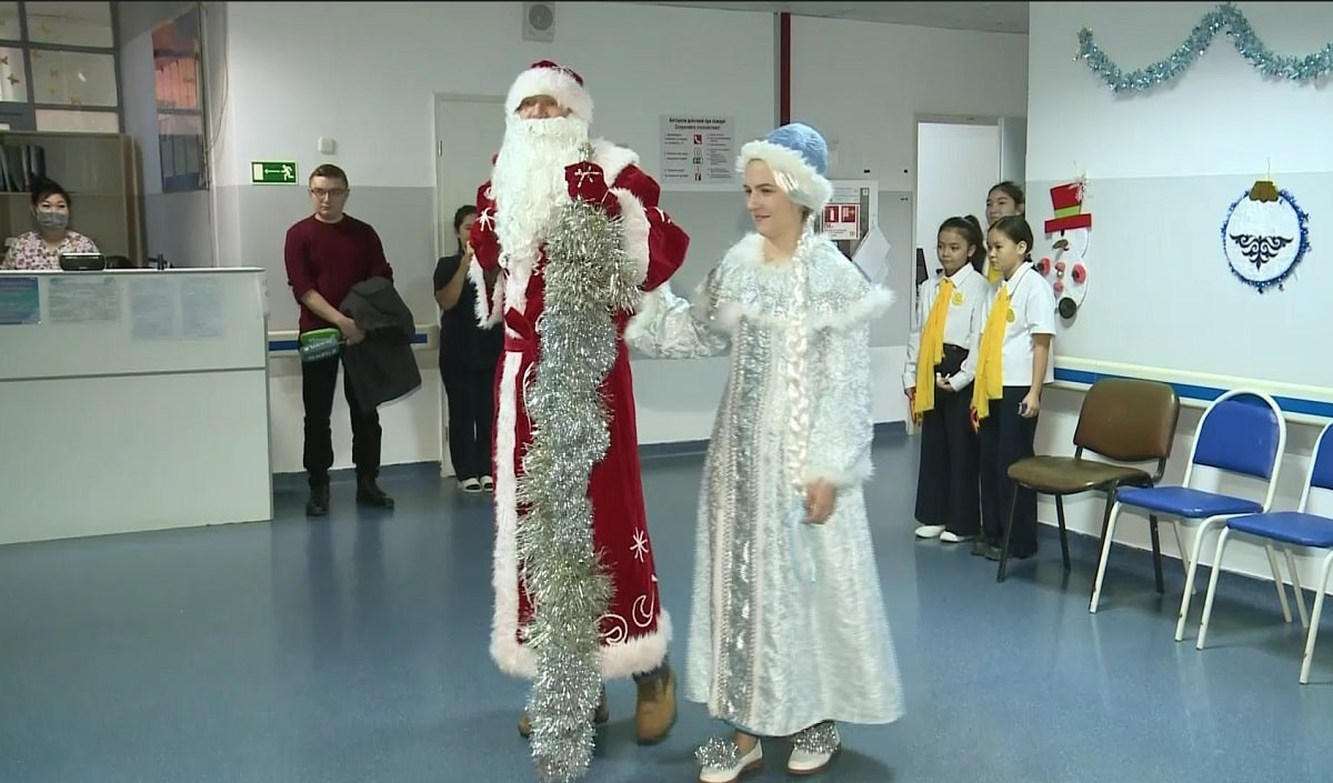 Дед Мороз и Снегурочка: маленьких пациентов детской больницы поздравили с праздником
