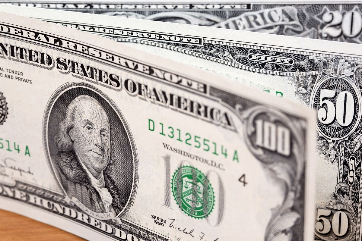 Безветрие: что происходит с долларом в Казахстане 