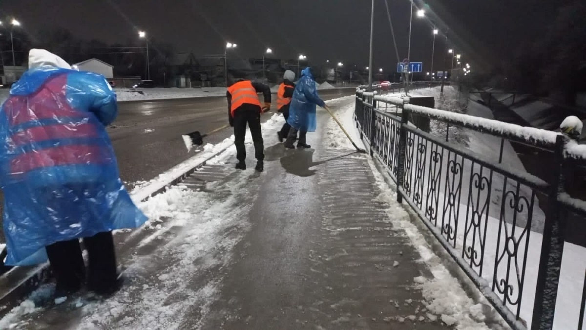 Как борются с гололедом и снегом в Алматы
