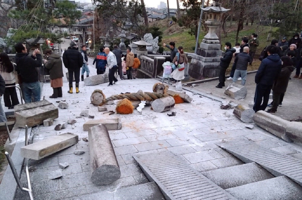 Обрушены здания и пожары: в Японии растет число жертв после землетрясений