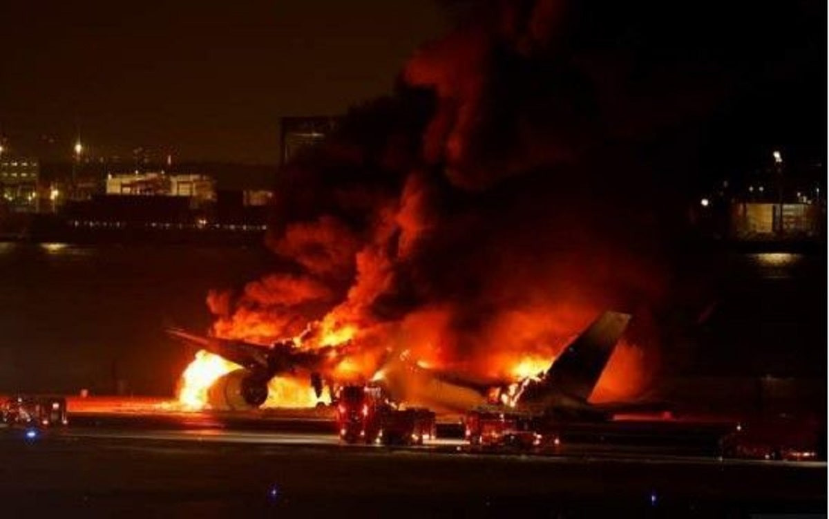 Огненный рейс: в Токио во время посадки загорелся самолет