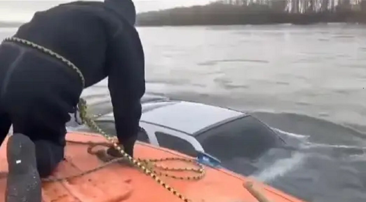 Плыл по течению: в Иртыше обнаружили  легковой автомобиль