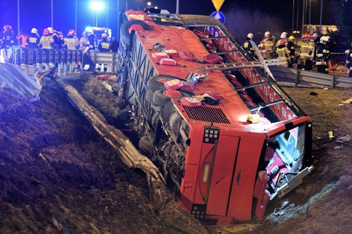Автобус с людьми провалился под землю в Павлодарской области