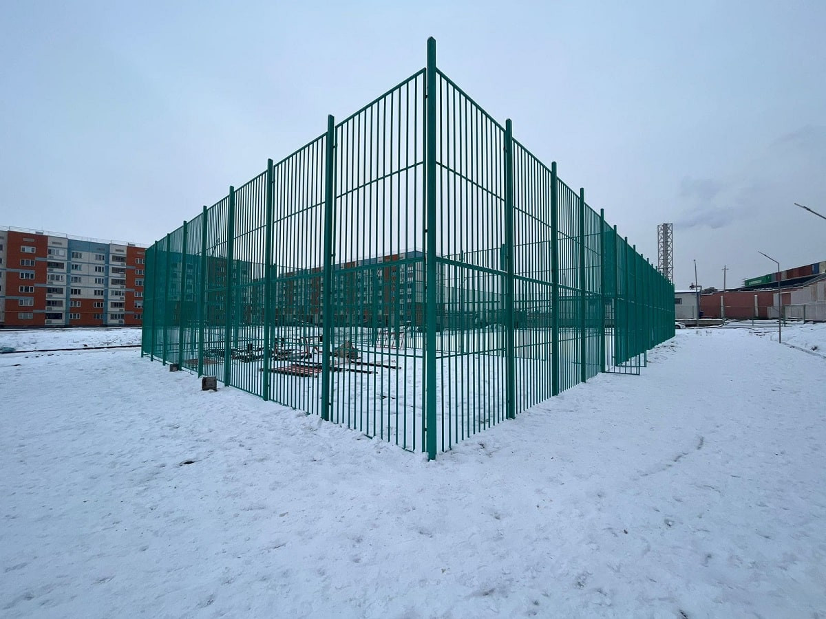 В Алатауском районе на месте пустыря построили футбольное поле и воркаут зону 