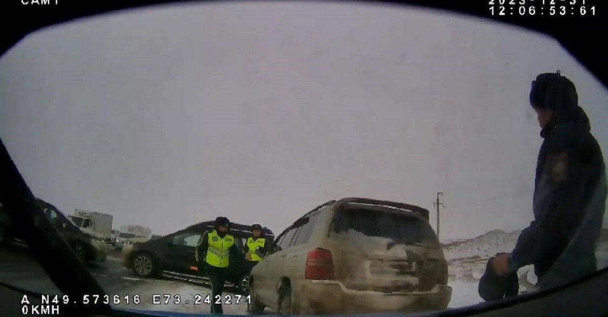 Как в кино: 100 км преследовали полицейские водителя внедорожника 