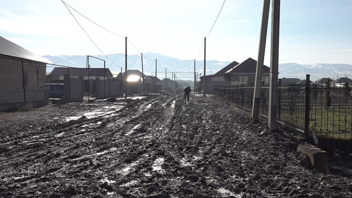 Утопают в грязи: жители села Узынагаш жалуются на бездорожье
