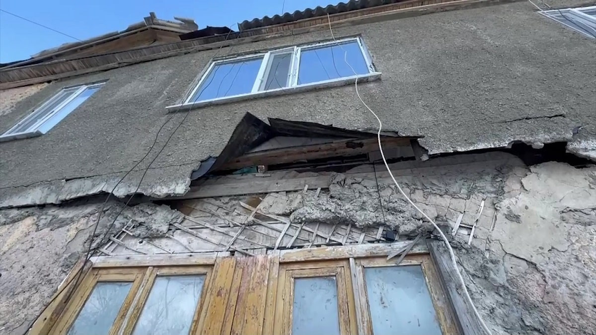 Затрещал по швам: в области Улытау экстренно эвакуировали жильцов двухэтажного дома