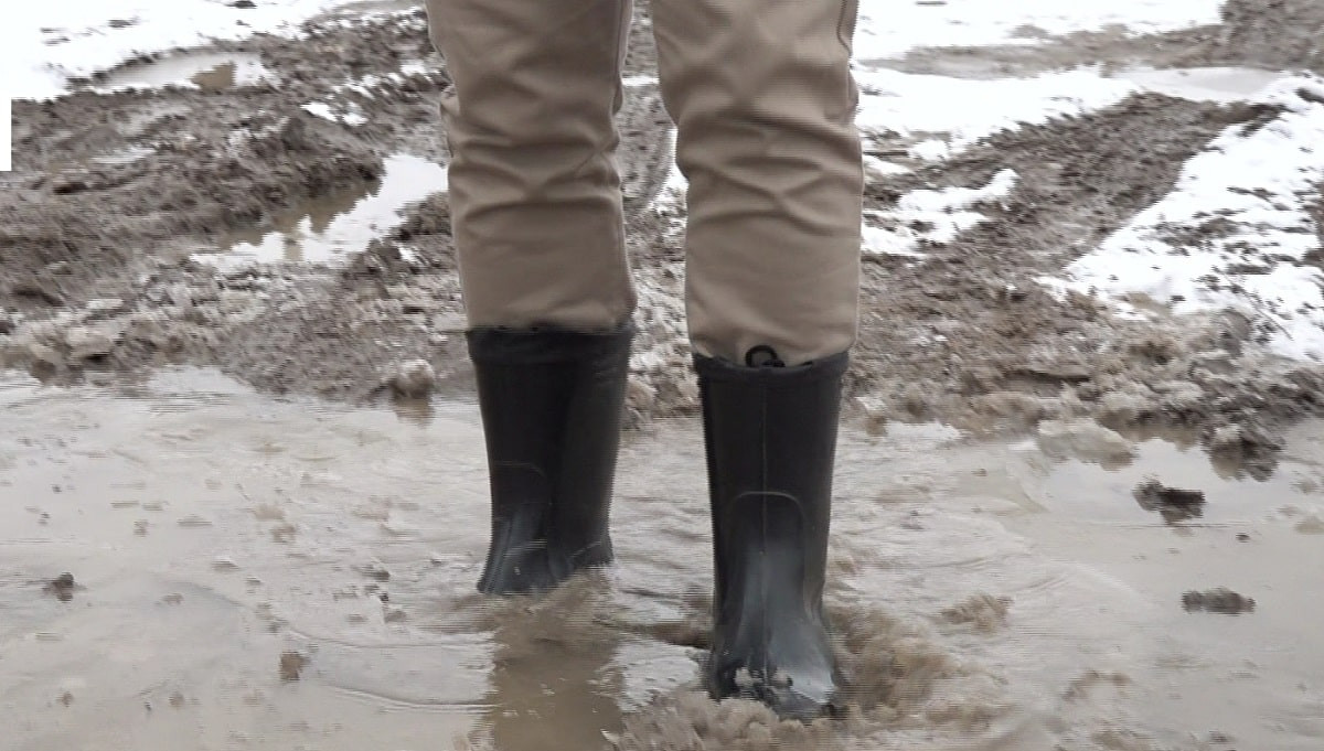 С мечтой об асфальте: жители села в Алматинской области утопают в грязи