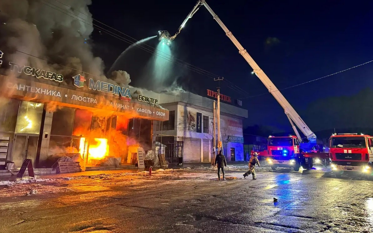 Крупный пожар в Шымкенте: сгорело несколько магазинов