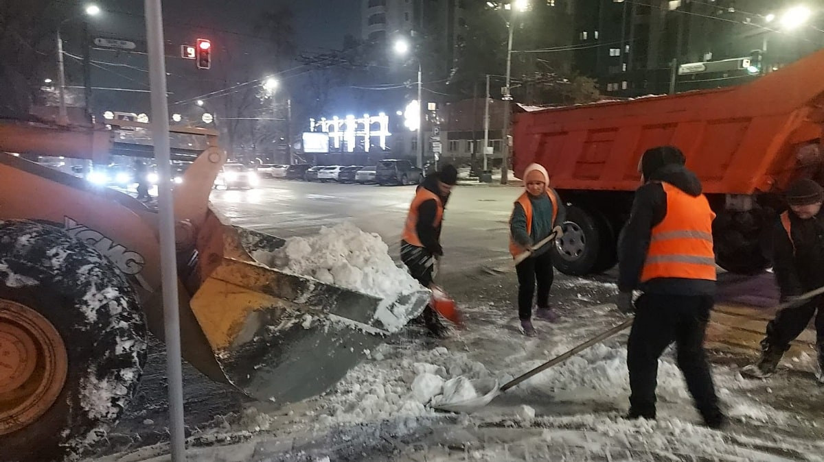 Коммунальные службы Алматы вывезли 2422 рейса самосвалов снега