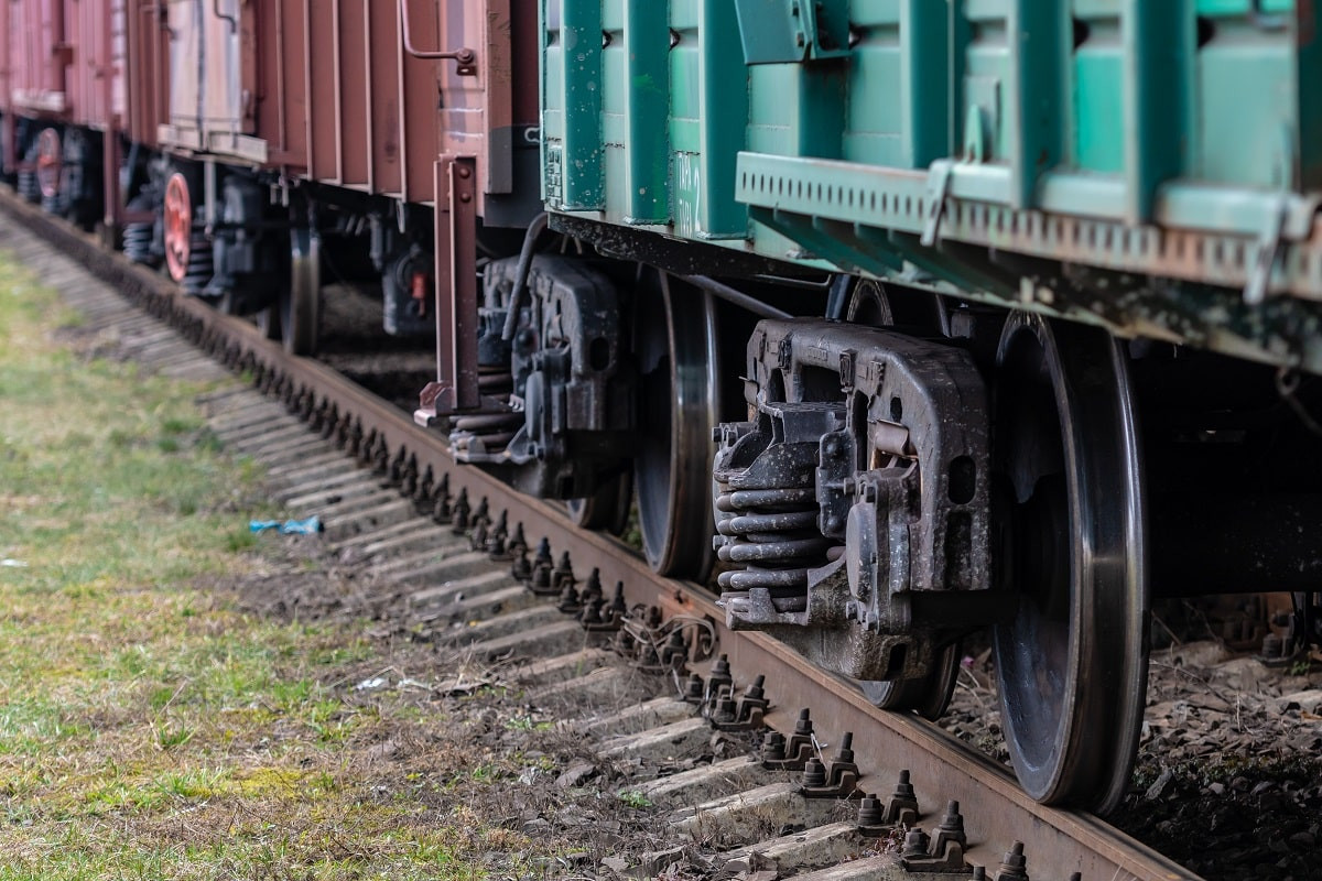 Легковушка попала под поезд в Караганде, погибли два человека