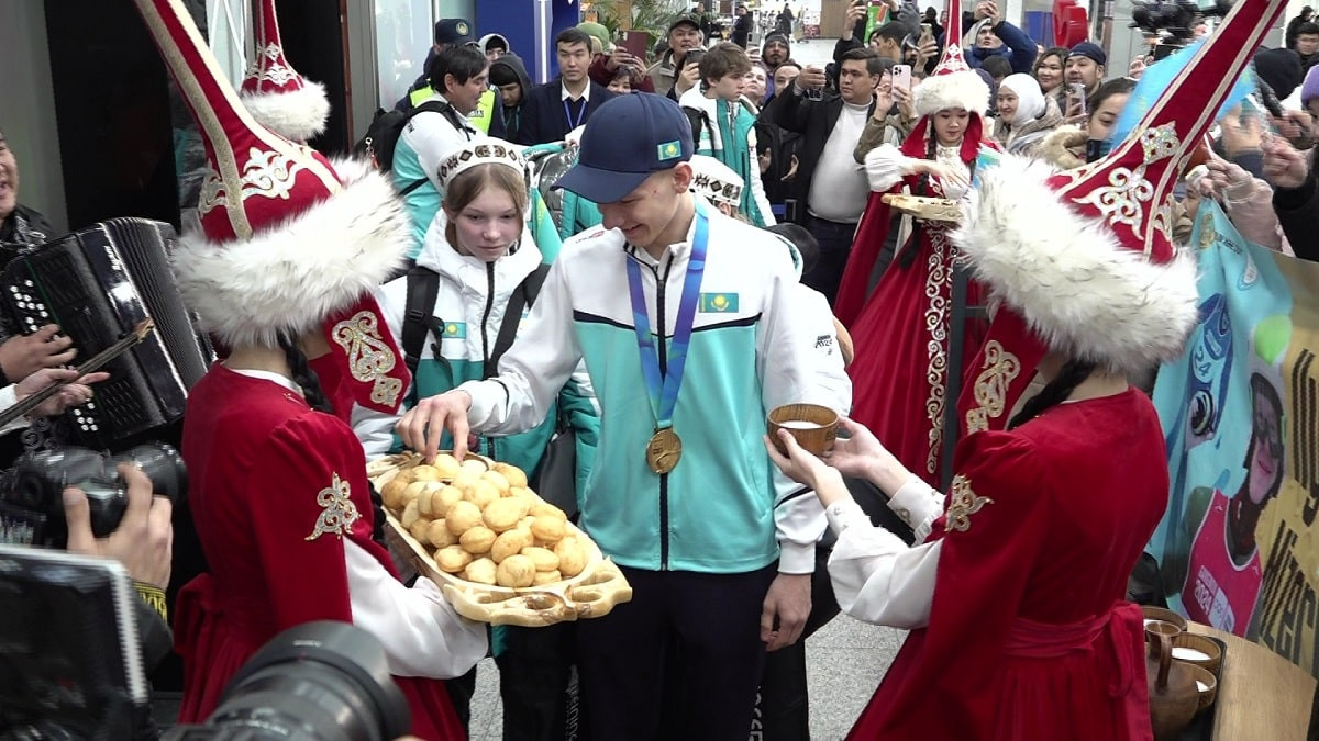 В Алматы торжественно встретили победителя юношеской Олимпиады