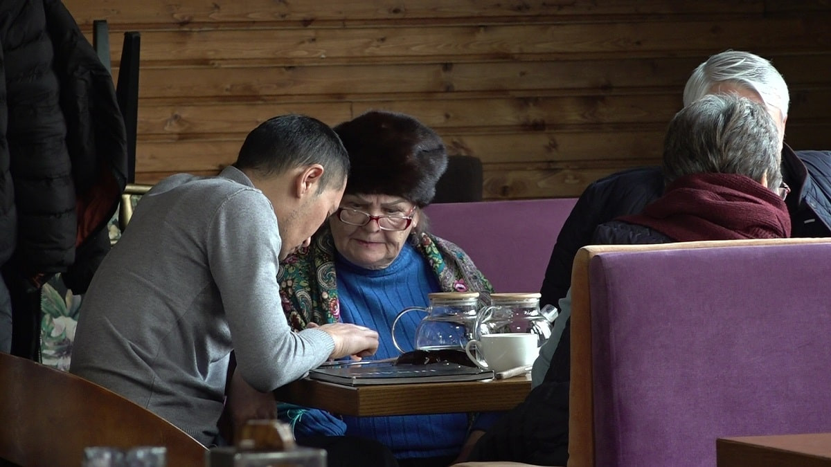 Не чужие люди: в алматинском кафе помогли десяткам жителей не замерзнуть ночью на морозе