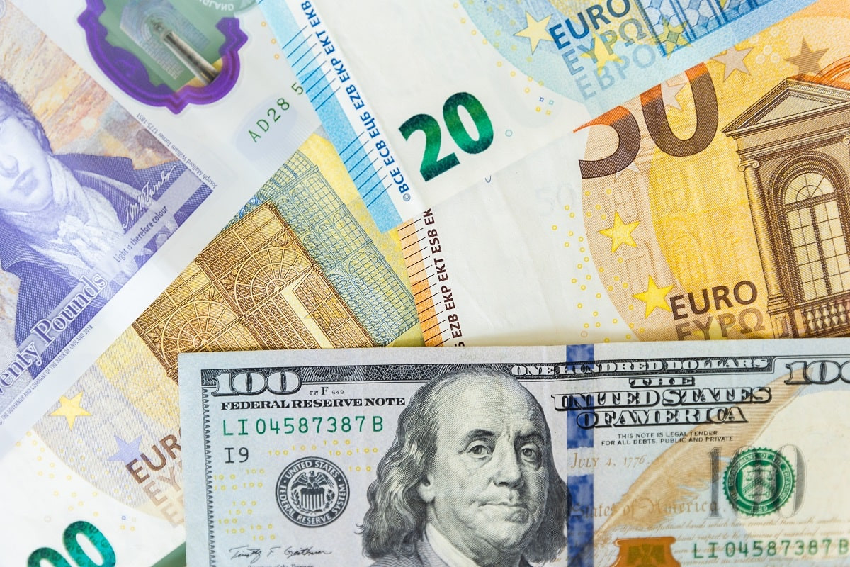 Доллар и евро. Доллары и евро картинки. Евро. Продажа доллара и евро картинка.