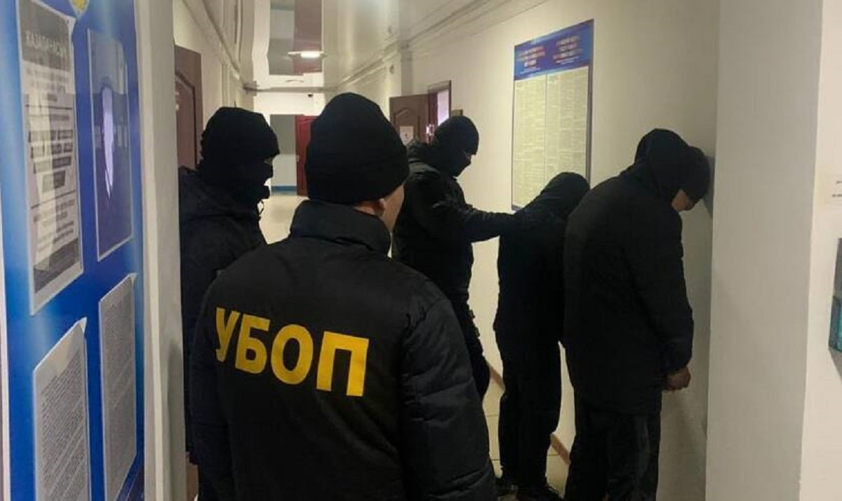 Довымогались: в двух городах Казахстана задержаны группы молодых людей