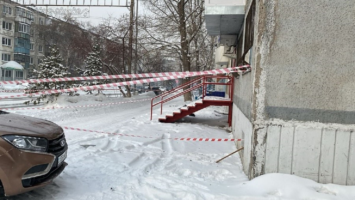 В Петропавловске крыша пятиэтажки обрушилась под тяжестью снега 