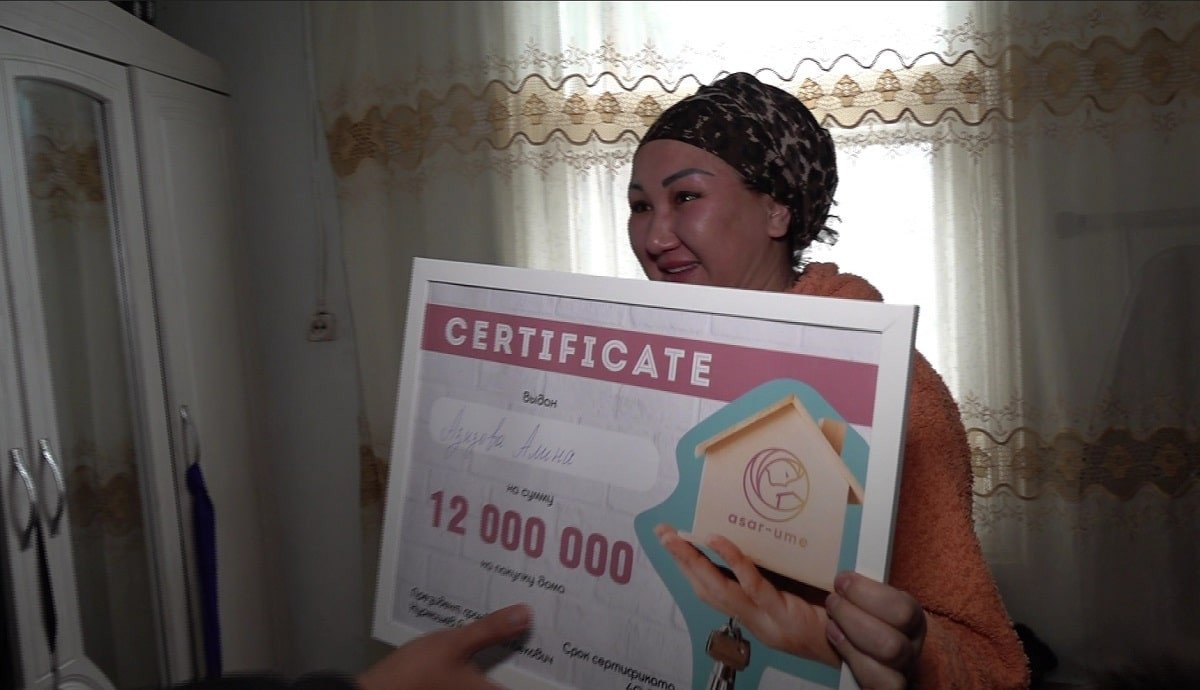 Мечты сбываются: многодетной семье вручили сертификат на покупку собственного жилья
