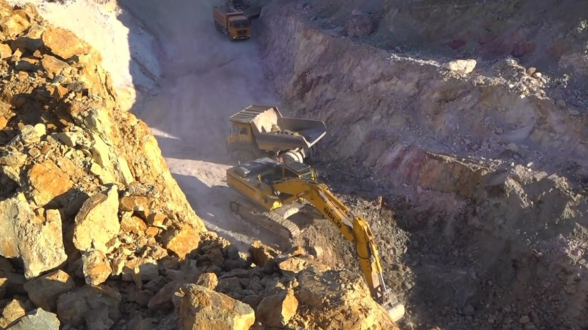 Семьи погибших спасателей на Майкаинском руднике получили материальную помощь