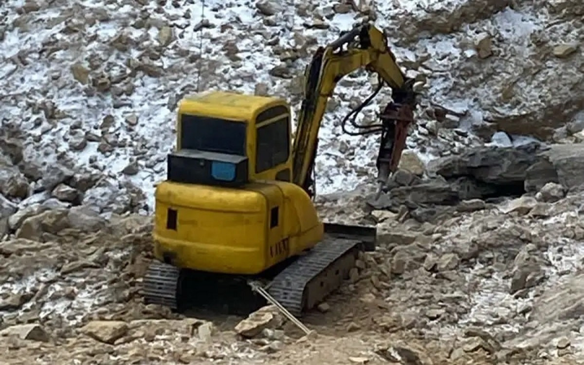 Поиски рухнувшего под землю автобуса возобновили в Павлодарской области 