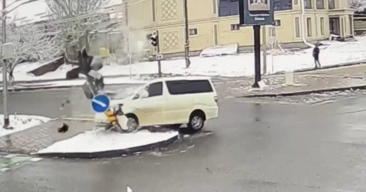 Под воздействием "кумыса": пьяный водитель снес светофор в Шымкенте (видео)