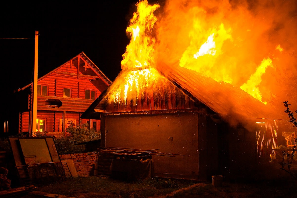 Пожар в жилом доме: пострадал владелец квартиры(видео)