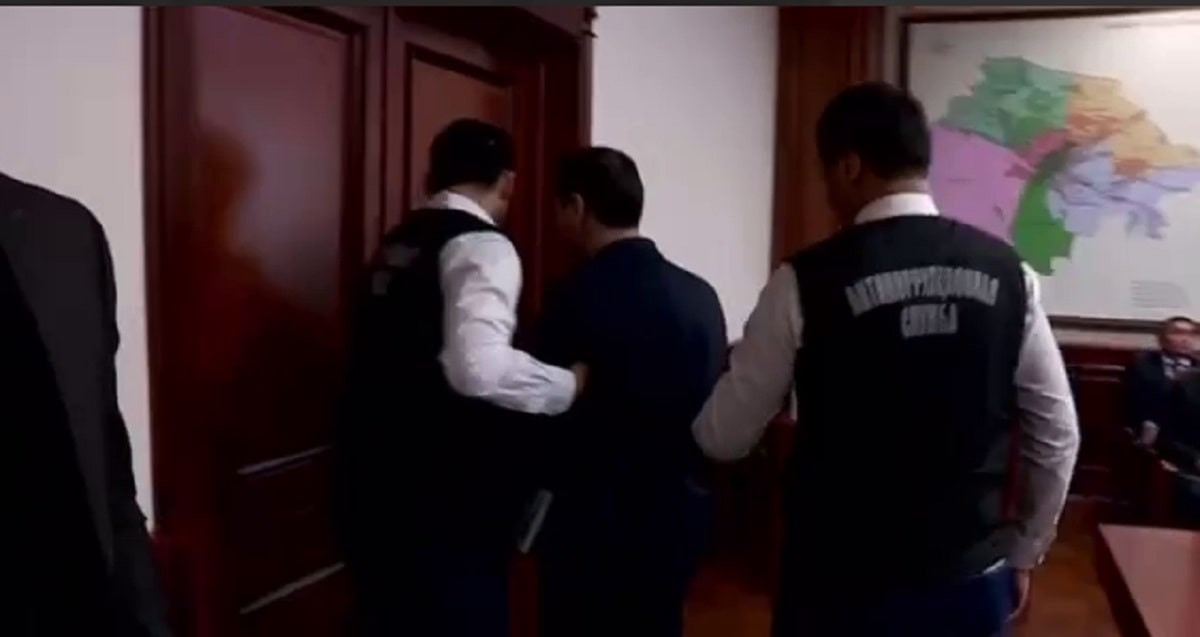 В Шымкенте во время заседания в акимате задержали чиновника (видео)