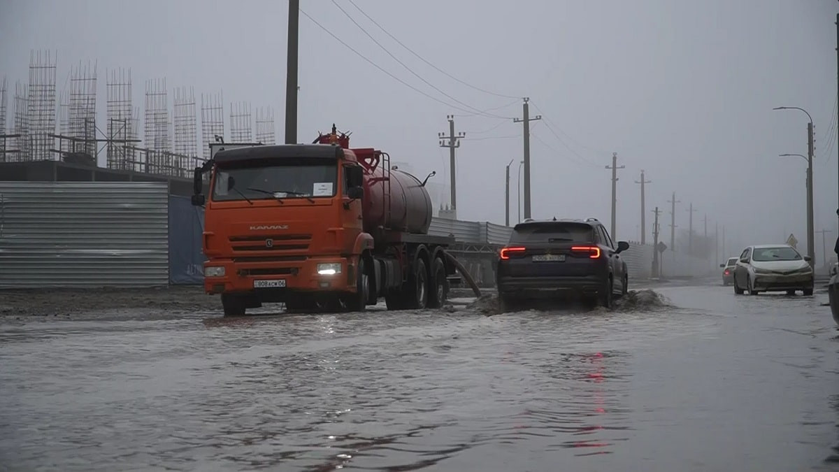 Дождливый февраль: в Атырау из-за осадков подтоплены улицы, дворы и соцобъекты