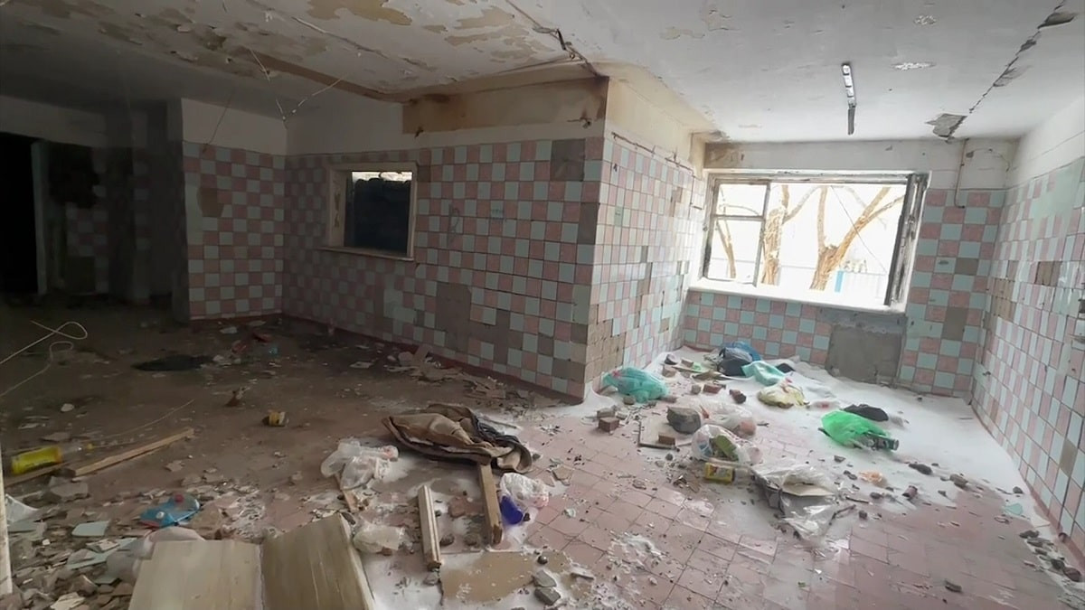 Бесхозная постройка: жители Жезказгана требуют снести заброшенное ветхое здание