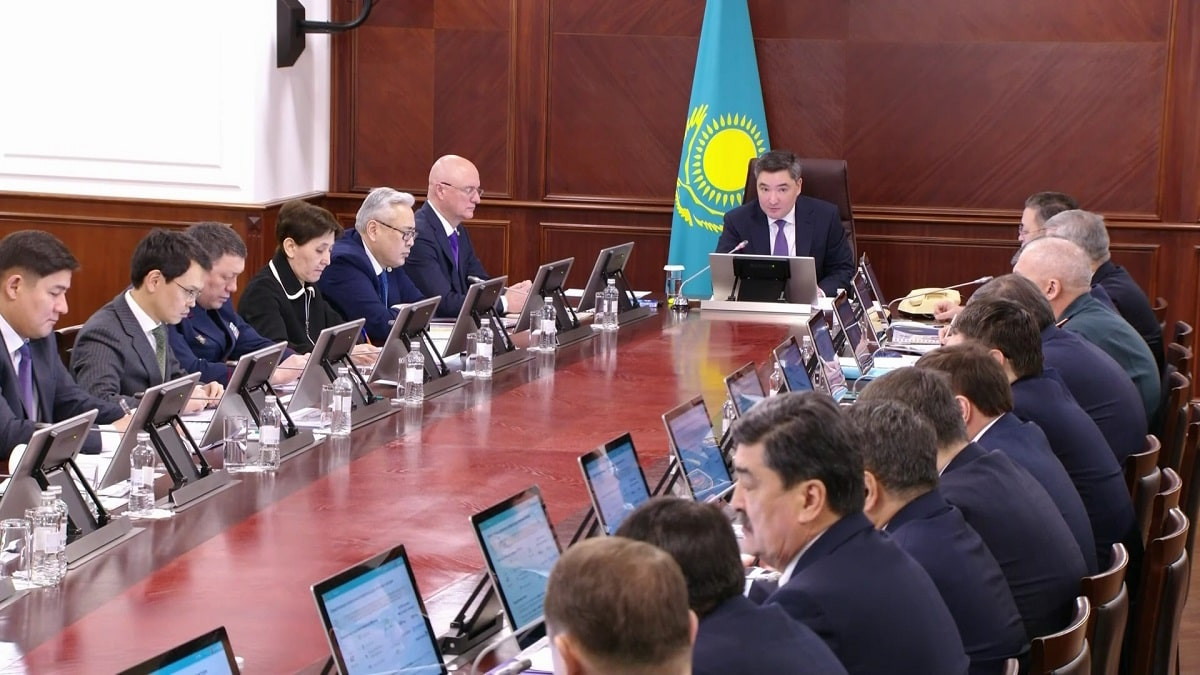 Премьер-министр Олжас Бектенов провел первое расширенное заседание на новом посту